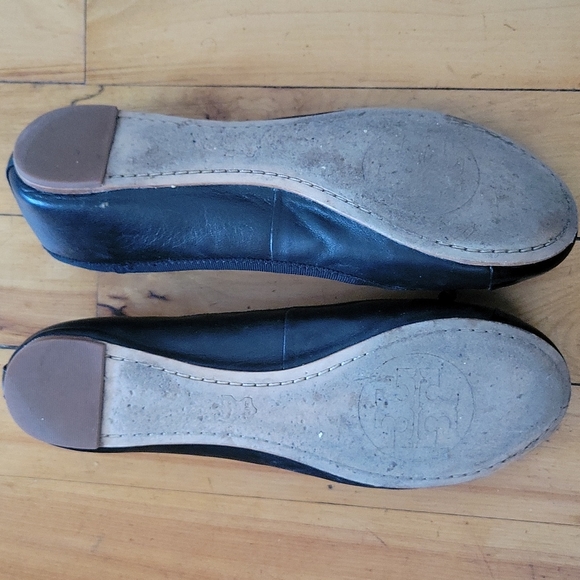 Tory Burch Chelsea captoe ballet flats in black. - Picture 3 of 6